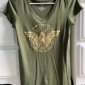 WONDER WOMAN army green tee